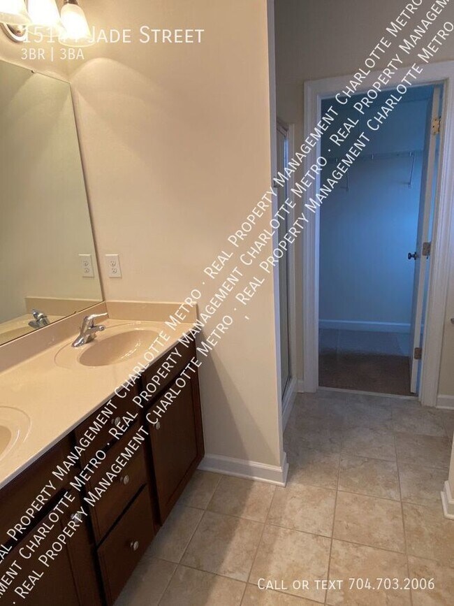 Building Photo - GORGEOUS 3 BR Townhome in the Heart of Bal...