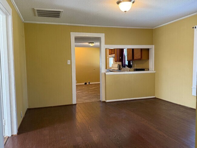 Building Photo - AMAZING LOCATION, Ranch Home Downtown Smit...