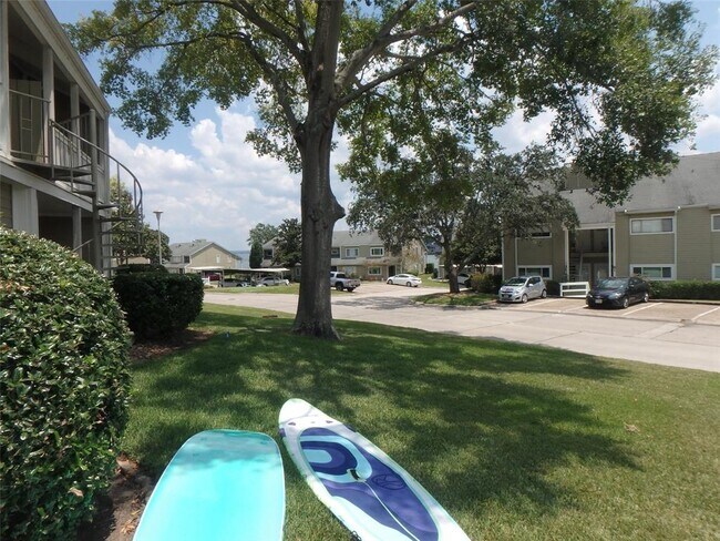 Building Photo - 127 April Point Dr S