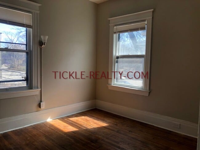 Building Photo - 376 Alexander St