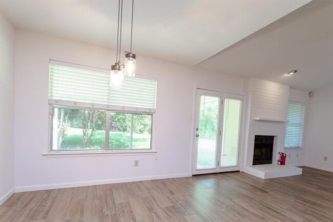 Building Photo - Cozy 3/BR 2/BA Home with Fireplace, Washer & Dryer Included