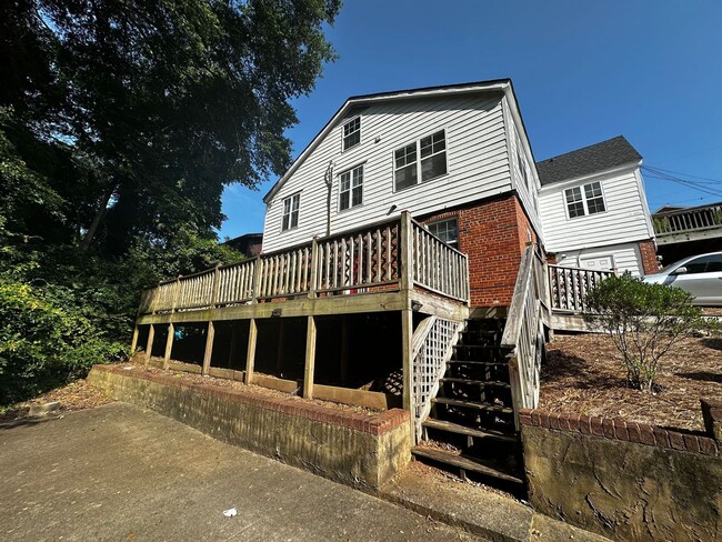 Primary Photo - 2 Bedroom Walkable to Campus Pre-Leasing f...