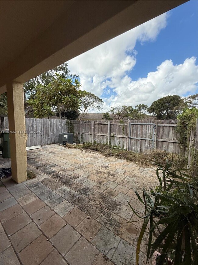 Building Photo - 3227 NE 11th Dr