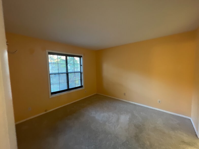 Building Photo - Room in Condo on Chimney Ridge Pl