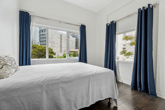 Building Photo - Modern 2-Bedroom Condo with Premium Amenities in Downtown San Diego