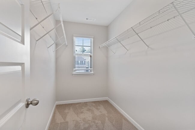 Building Photo - 3 BEDROOM TOWNHOME IN OAKWOOD! Rabun Floorplan