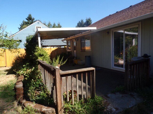 Building Photo - 3927 SE 100th Ave