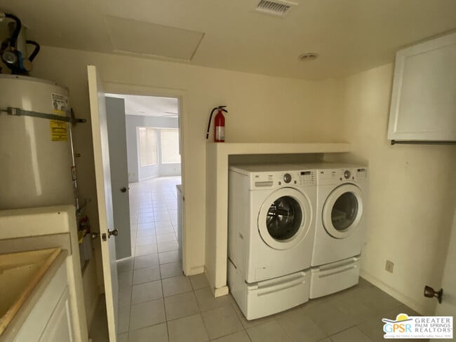 Building Photo - 74619 Fairway Dr