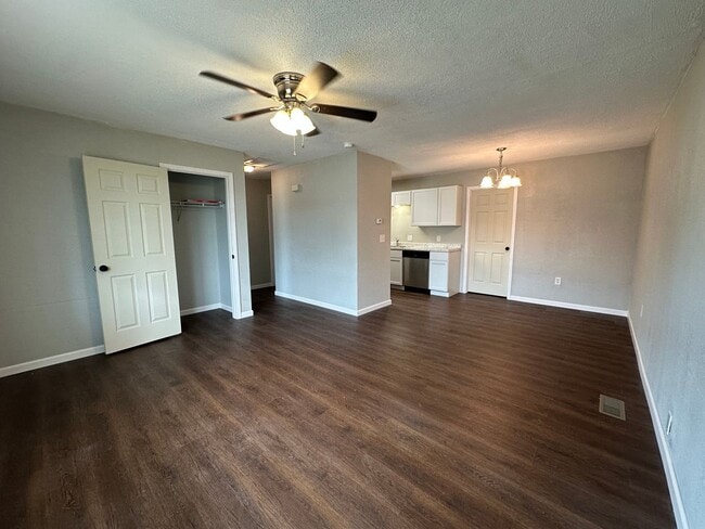 Building Photo - 2 Bedroom, 1 Bathroom Newly Remodeled Duplex