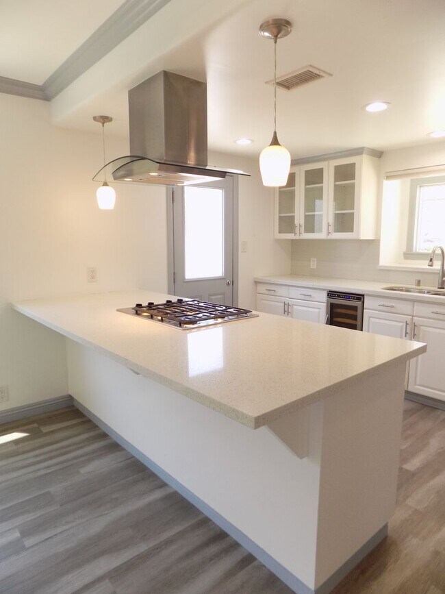 Building Photo - Ranch Style 1 Level, 3Bed/2Bath, Miraleste Pines, Custom Touches Everywhere