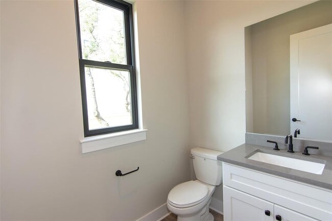 Building Photo - 2804 Lawrence Dr