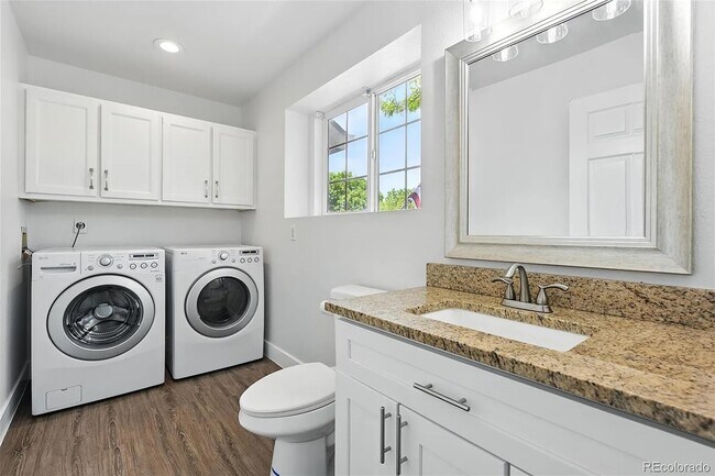 Building Photo - Beautiful, updated, spacious unit!