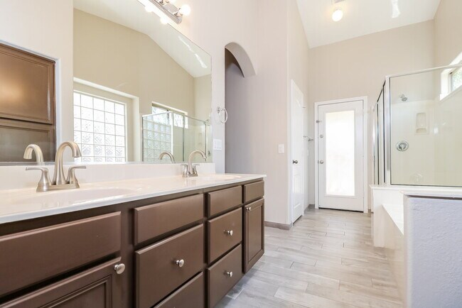 Building Photo - 15881 W Latham St