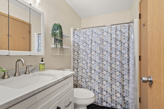 Building Photo - 1774 Middlebury Dr