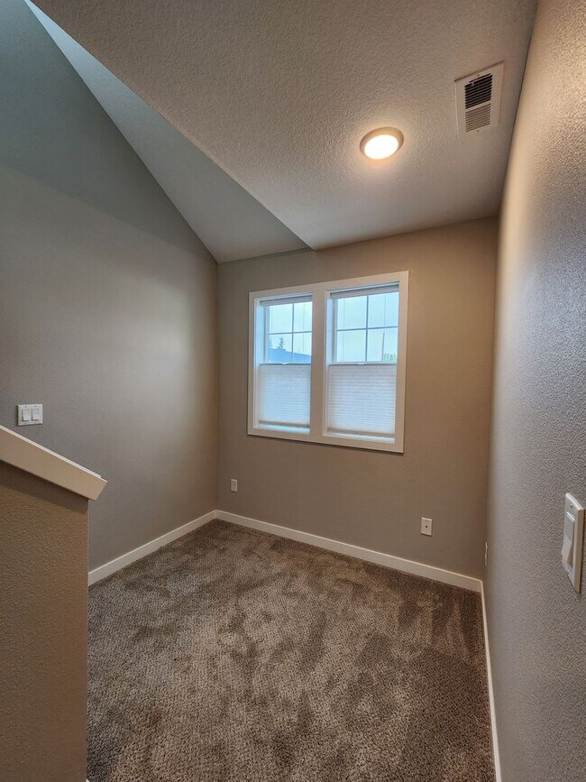 Building Photo - $1,000.00 OFF YOUR FIRST FULL MONTH'S RENT...