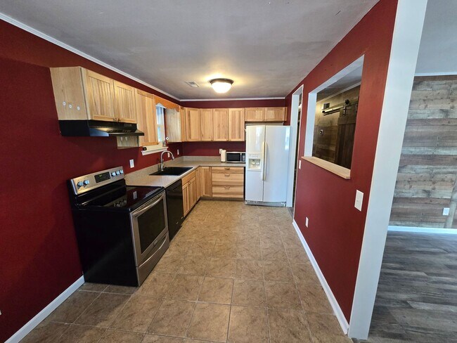 Building Photo - Charming Cottage Living in a Convenient Location