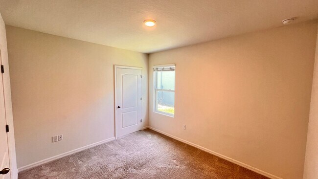 Building Photo - Beautiful 3 Bedroom, 2 Bathroom Home near ...