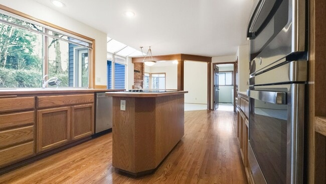 Building Photo - Spacious, Comfortable House in Forest Ridge Estates of Bellevue