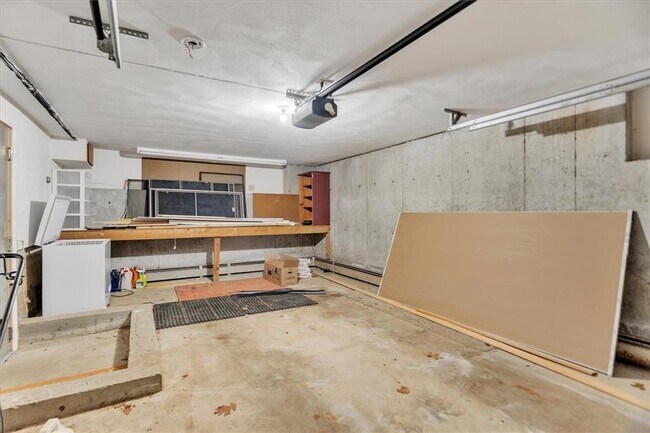 Building Photo - 367 Plain Meeting House Rd