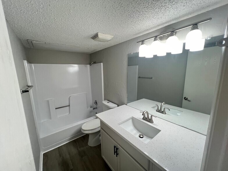 Building Photo - 1936 Bernice St