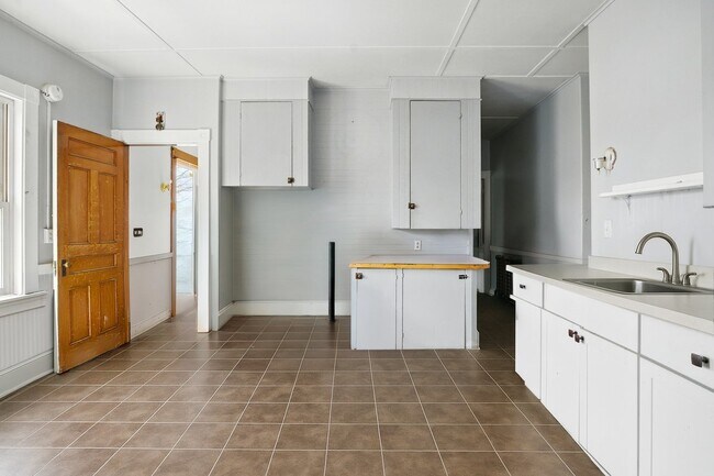 Building Photo - 310 Turner St