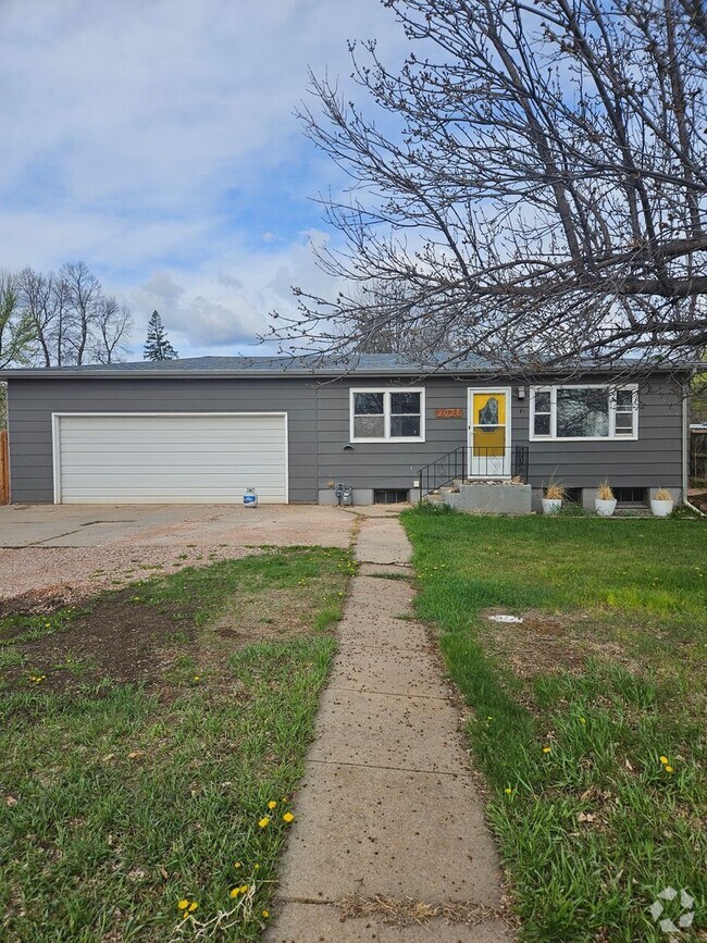 Building Photo - 2 BED | 1 BATH | SPACIOUS | DOUBLE GARAGE ...