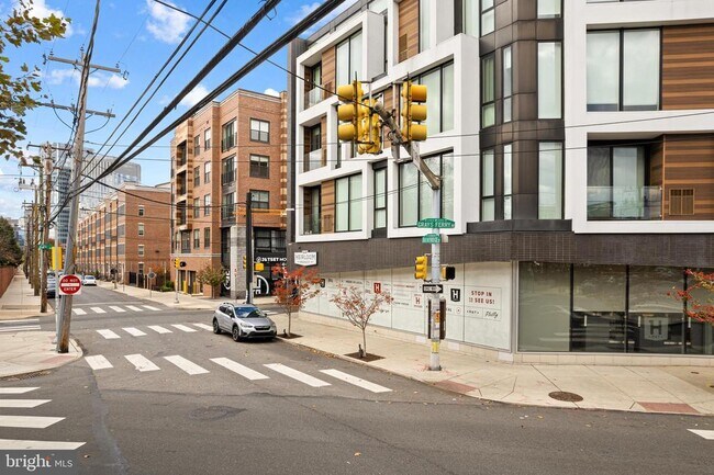 Building Photo - 2339 Catharine St