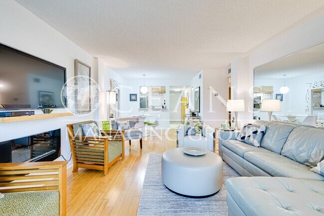 Building Photo - 2 bedrooms, 1 bath Condo located near the World's Most Famous Beach