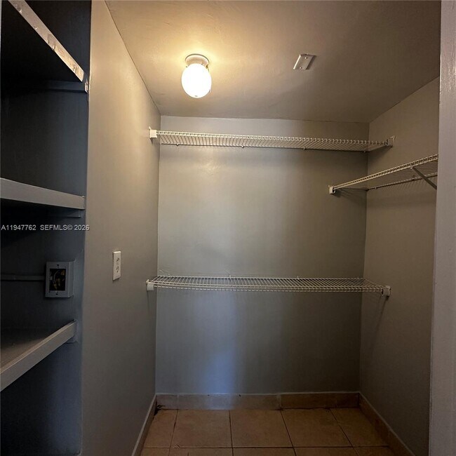 Building Photo - 732 Moffett St