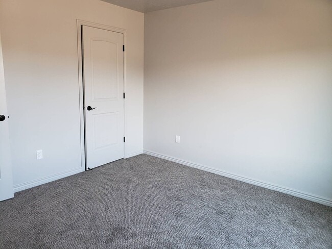Building Photo - 3 bedroom 2.5 baths with a Community Pool