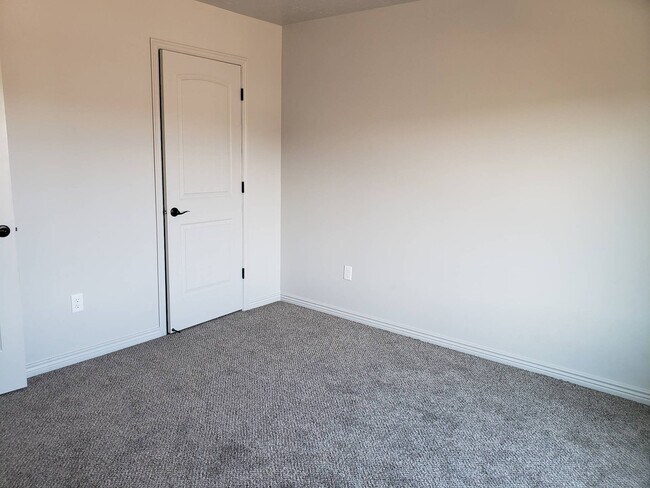 Building Photo - Gorgeous 3 bedroom 2.5 baths with great am...