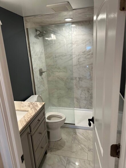 Building Photo - 12 Sagamore Hills Dr