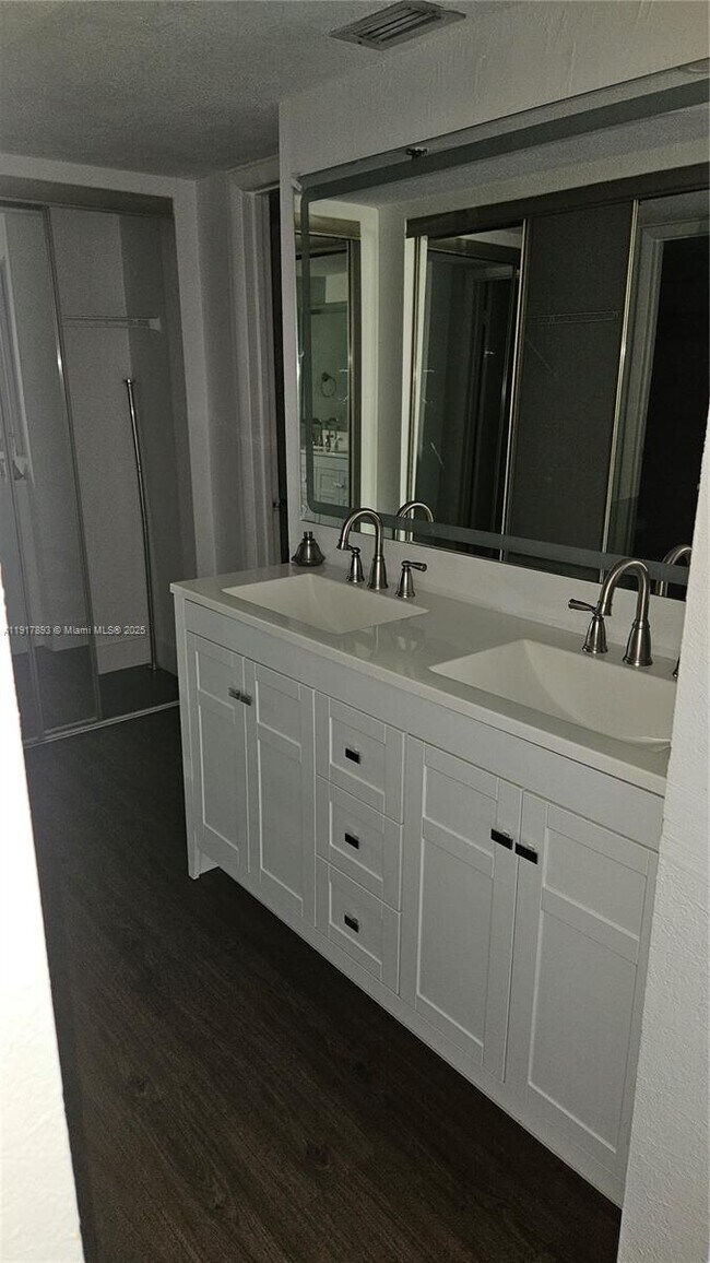 Building Photo - 105 Lake Emerald Dr