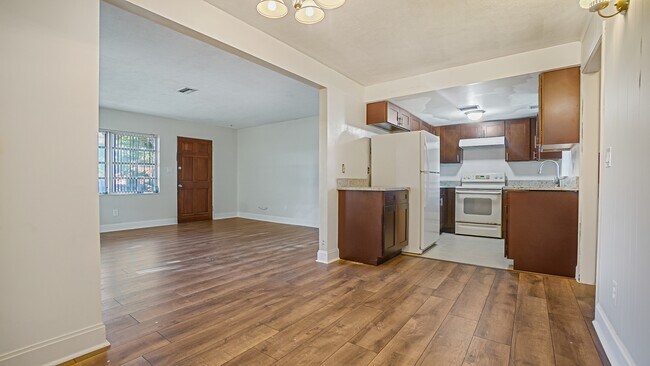 Building Photo - 5219 Bonnie Brae Cir