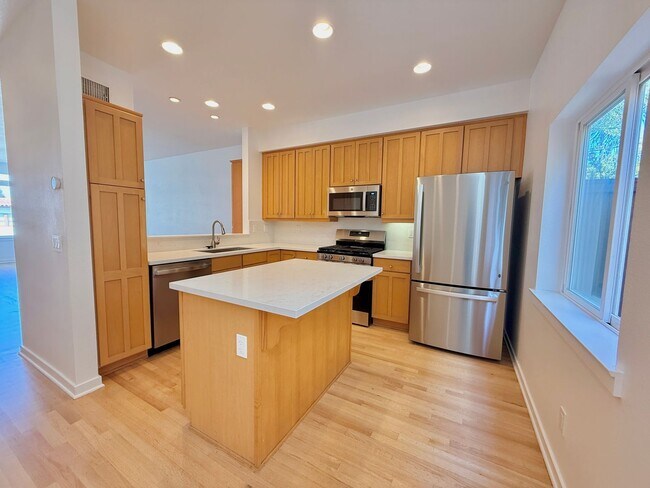 Building Photo - Beautiful 3BD/3.5BA Rowhome in Bankers Hil...