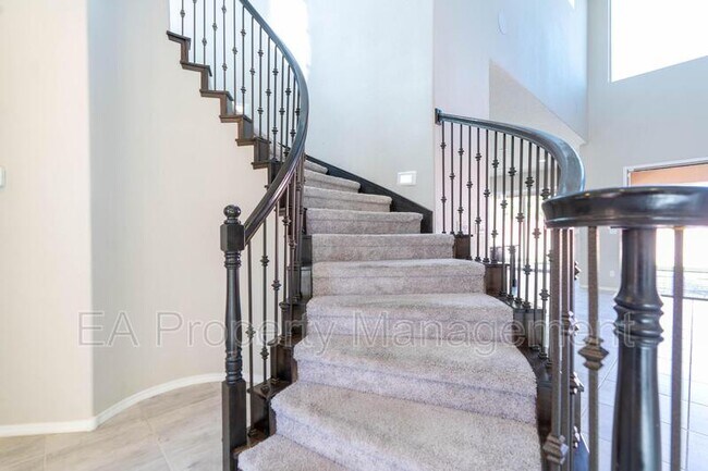 Building Photo - 827 Mesa Roja Trail NE