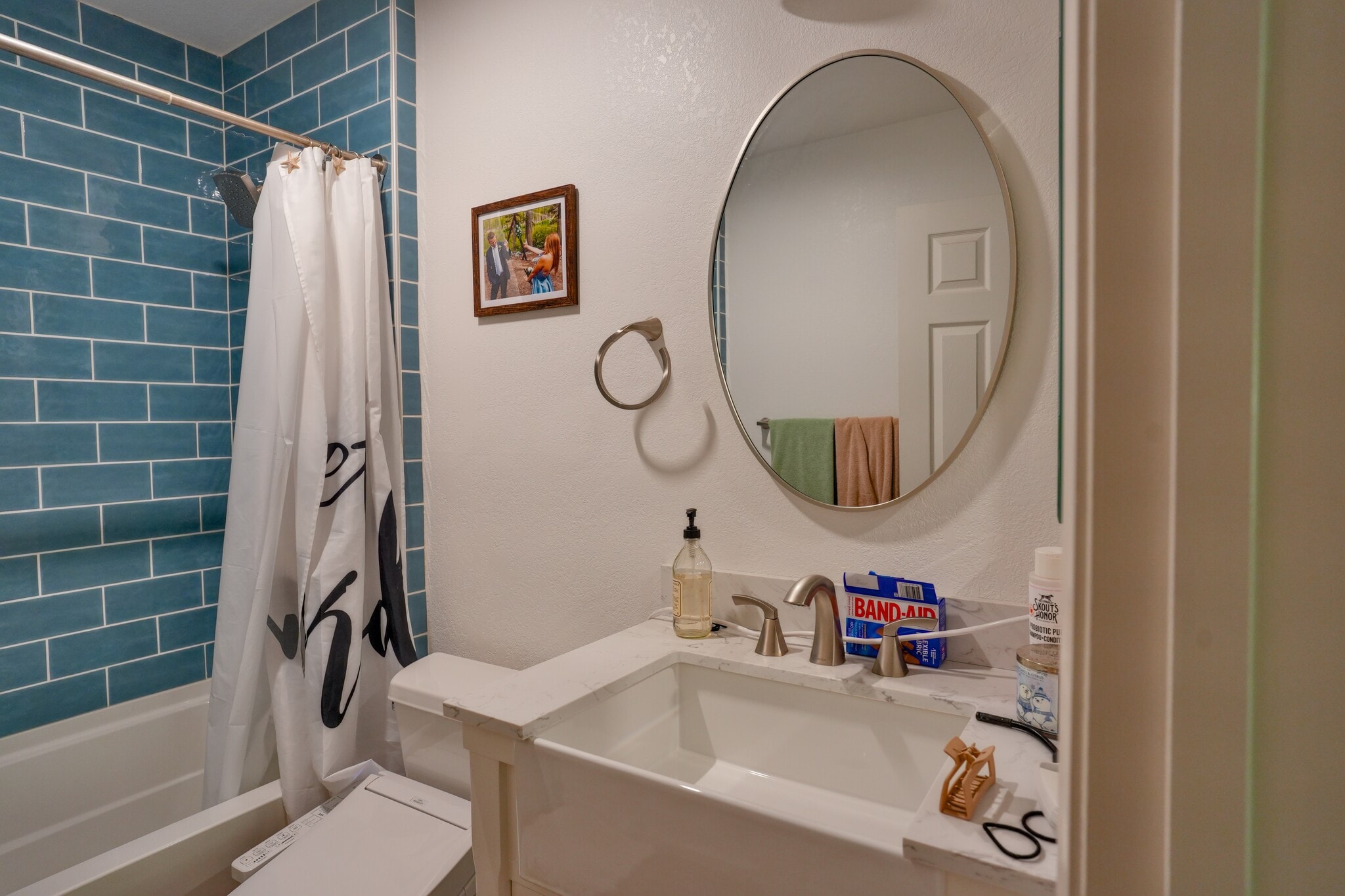 Guest Room Bath - 2649 Bellezza Dr