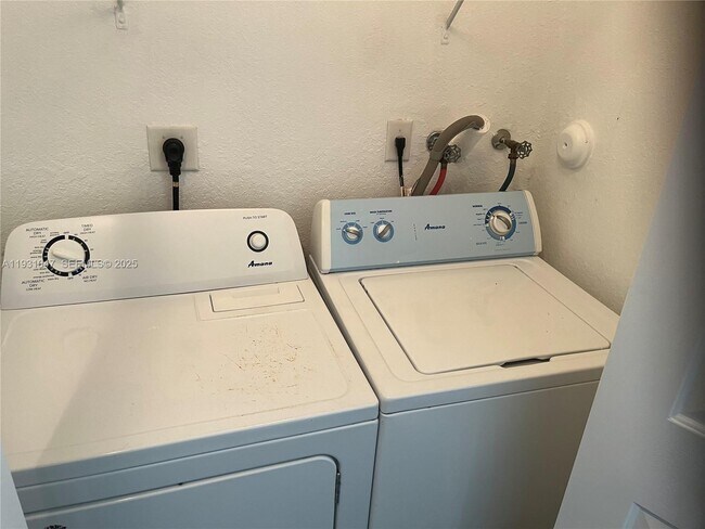 Building Photo - 2508 SE 14th Ave