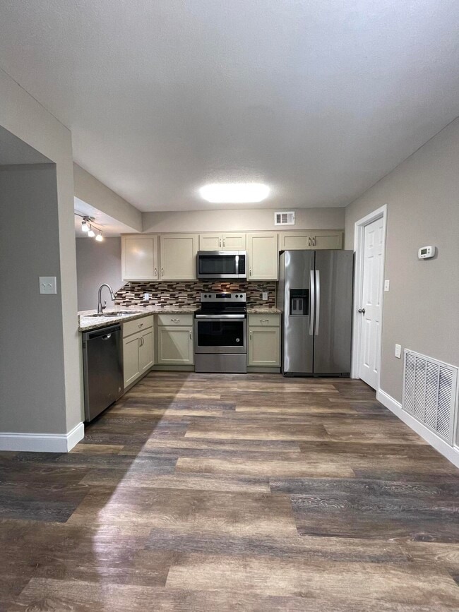 Building Photo - 702 Terrance Ct