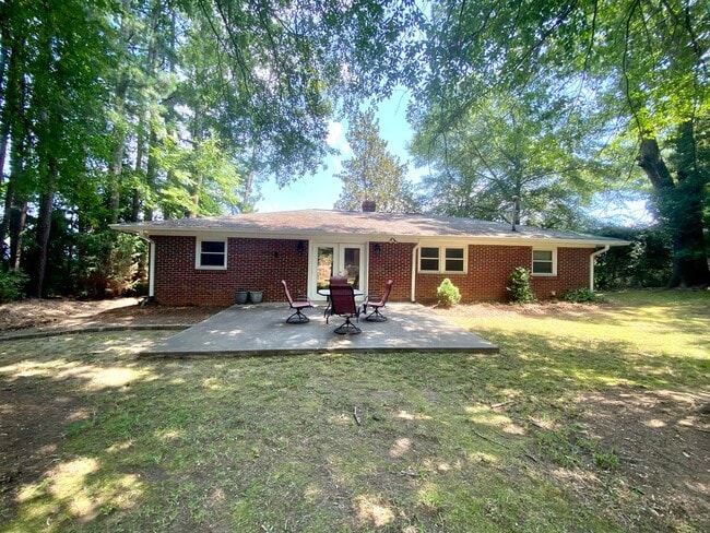 Building Photo - 3 Bedroom Brick Ranch House in a Great Location!