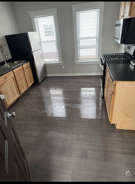 Kitchen - 529 McCourtie St