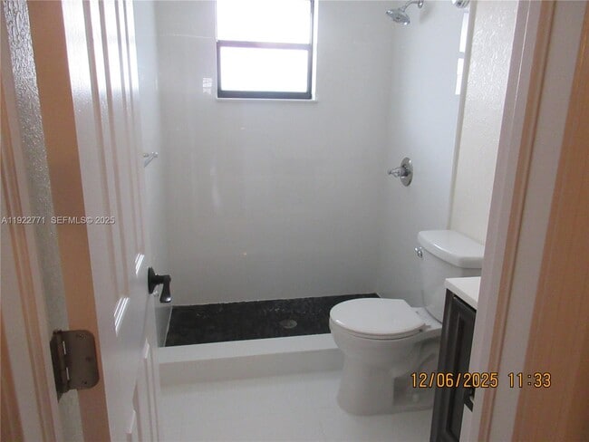 Building Photo - 550 SW 115th Ave