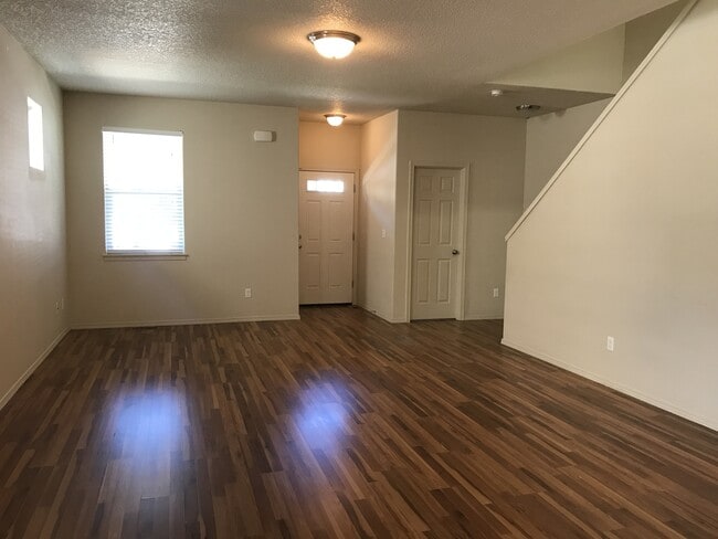 Building Photo - ONE MONTH FREE OF RENT!! Well Maintained, High Ceilings, Bonus Room, Great Location!