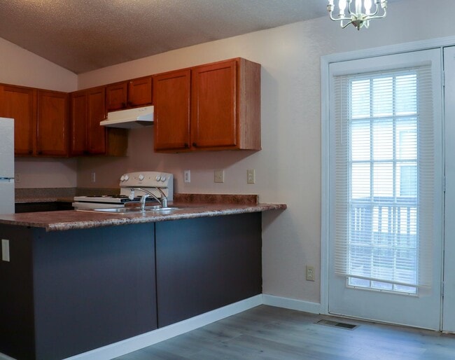 Building Photo - Charming 4 bedroom, 2 bathroom home in Greensboro w lake front views