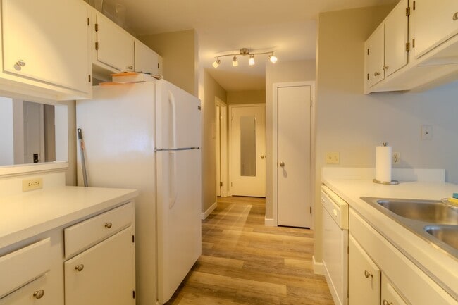 Building Photo - Charming, Updated Condo in Prime Downtown Traverse City Location!