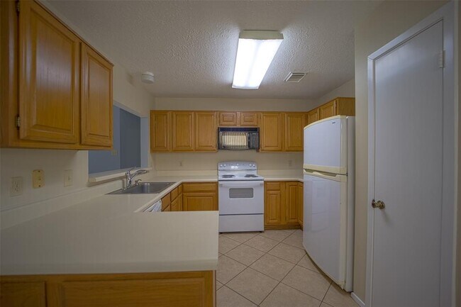 Building Photo - 2111 Landcircle Ct
