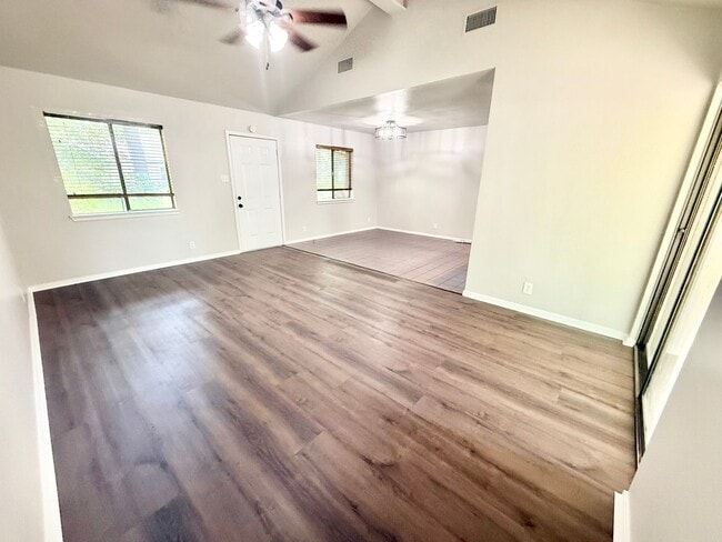 Building Photo - Newly renovated 2-bed/2-bath