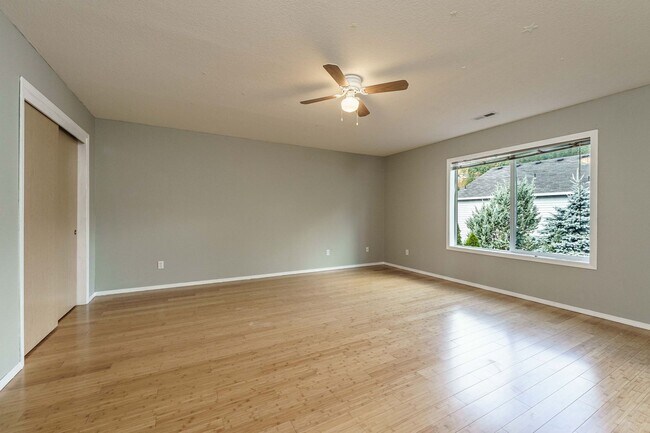 Building Photo - $500 Move In Special  4 Bedroom 2.5 Bath N...