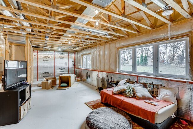 Building Photo - 301 Russell Ln