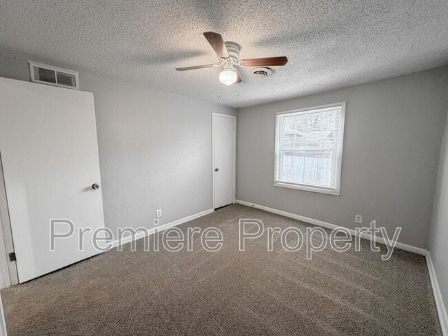 Building Photo - 1027 E Stone St